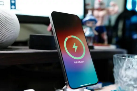 石阡苹果15换屏服务分享用什么充电器给iPhone15充电更好 